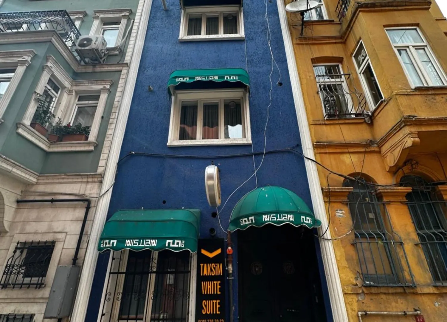 Taksim White Suit Isztambul